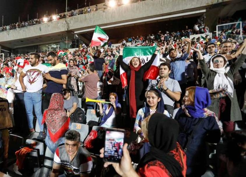 La decisione  stata presa dopo la vittoria contro il Marocco, che ha visto migliaia di persone invadere le strade della capitale. Tra i tifosi erano presenti anche tante donne. (Afp)